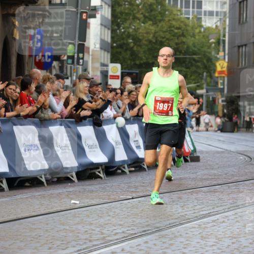 13.09.2026 - 21. swb-Marathon Bremen Strokosch-Dieckow http://msf.ph/oto/10298011 13.09.2026 12:34:58 Ziel 917, 1190, 1997, 1028 meine-sportfotos.de