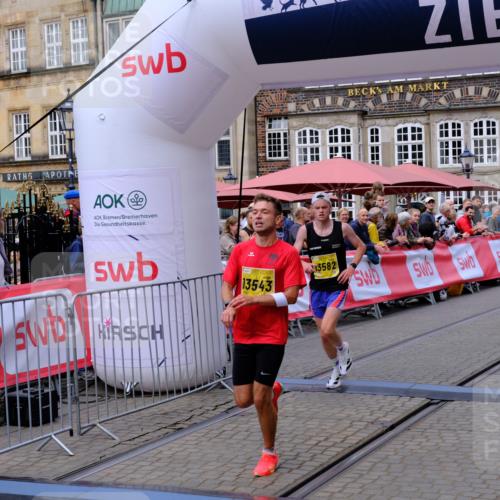 13.09.2026 - 21. swb-Marathon Bremen Tim E. http://msf.ph/oto/10298012 13.09.2026 10:32:23 Ziel 13543, 13582, 13632 meine-sportfotos.de