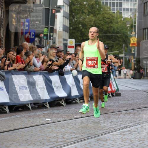 13.09.2026 - 21. swb-Marathon Bremen Strokosch-Dieckow http://msf.ph/oto/10298019 13.09.2026 12:34:58 Ziel 917, 1190, 1997, 1028 meine-sportfotos.de