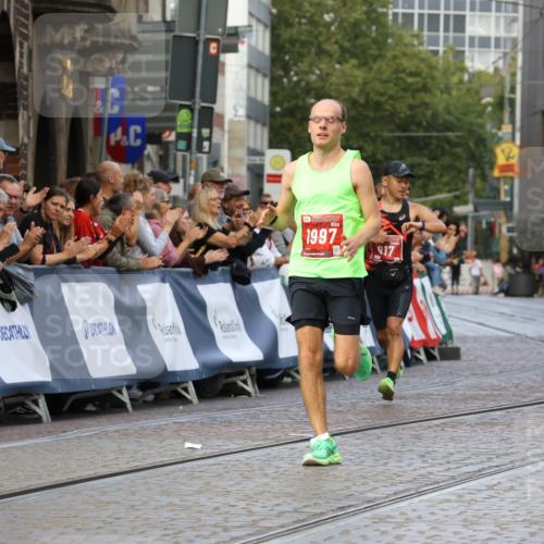 13.09.2026 - 21. swb-Marathon Bremen Strokosch-Dieckow http://msf.ph/oto/10298026 13.09.2026 12:34:59 Ziel 917, 1190, 1997, 1028 meine-sportfotos.de