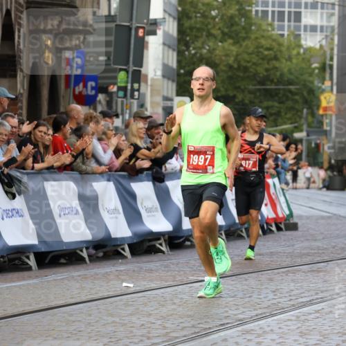 13.09.2026 - 21. swb-Marathon Bremen Strokosch-Dieckow http://msf.ph/oto/10298029 13.09.2026 12:34:59 Ziel 917, 1190, 1997, 1028 meine-sportfotos.de