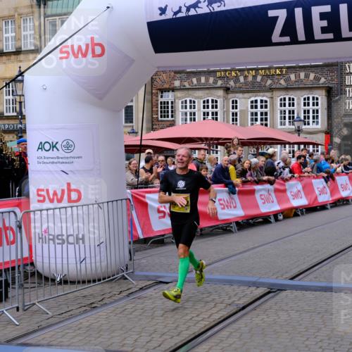 13.09.2026 - 21. swb-Marathon Bremen Tim E. http://msf.ph/oto/10298037 13.09.2026 10:32:25 Ziel 13543, 13582, 13632 meine-sportfotos.de
