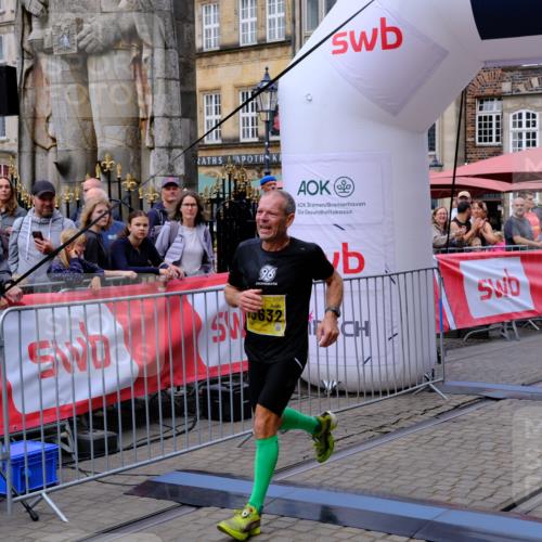13.09.2026 - 21. swb-Marathon Bremen Tim E. http://msf.ph/oto/10298052 13.09.2026 10:32:26 Ziel 13543, 13582, 13632 meine-sportfotos.de