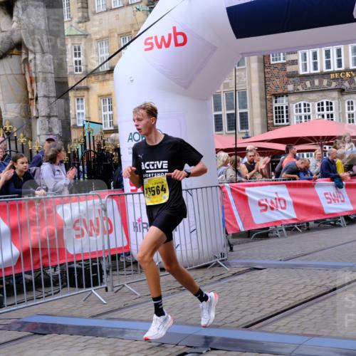 13.09.2026 - 21. swb-Marathon Bremen Tim E. http://msf.ph/oto/10298066 13.09.2026 10:32:40 Ziel 13524, 13564, 13638, 13639 meine-sportfotos.de