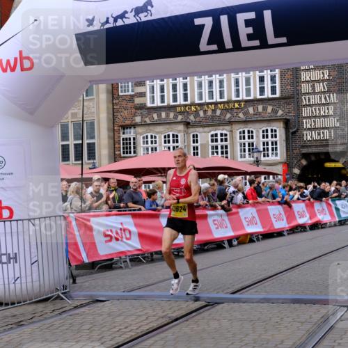 13.09.2026 - 21. swb-Marathon Bremen Tim E. http://msf.ph/oto/10298085 13.09.2026 10:32:46 Ziel 13524, 13564, 13638, 13639 meine-sportfotos.de