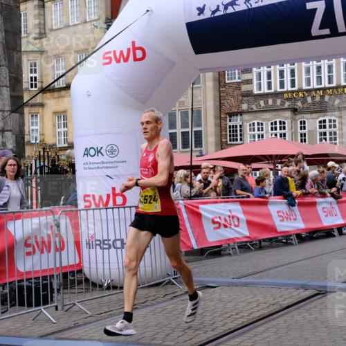 13.09.2026 - 21. swb-Marathon Bremen Tim E. http://msf.ph/oto/10298095 13.09.2026 10:32:47 Ziel 13524, 13564, 13638, 13639 meine-sportfotos.de