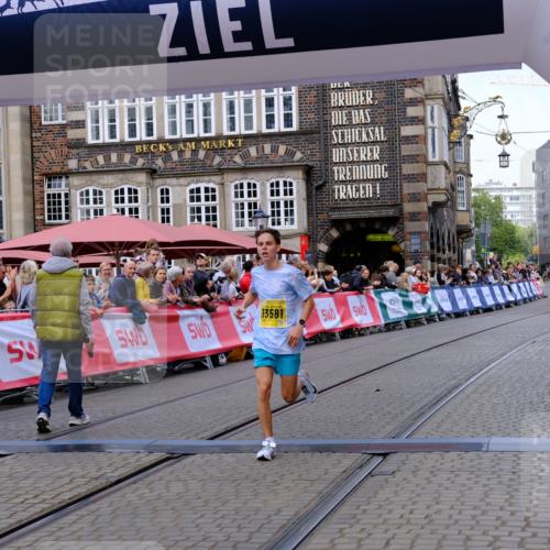 13.09.2026 - 21. swb-Marathon Bremen Tim E. http://msf.ph/oto/10298127 13.09.2026 10:33:09 Ziel 13550, 13581, 13599, 13622 meine-sportfotos.de