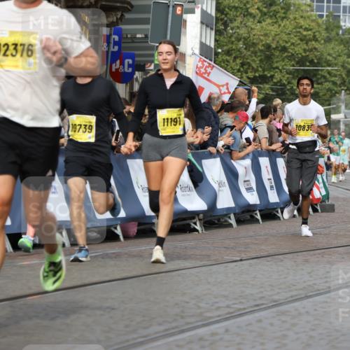13.09.2026 - 21. swb-Marathon Bremen Strokosch-Dieckow http://msf.ph/oto/10298140 13.09.2026 10:49:33 Ziel 10294, 10392, 10514, 10655, 11316, 11567, 11621, 11891, 11896, 11984, 12132, 12149, 12450, 12529, 13577, 10709, 11007, 11717 meine-sportfotos.de