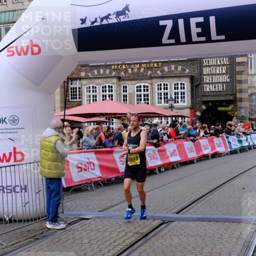 13.09.2026 - 21. swb-Marathon Bremen Tim E. http://msf.ph/oto/10298151 13.09.2026 10:33:44 Ziel 10366, 11059, 11481, 11652 meine-sportfotos.de