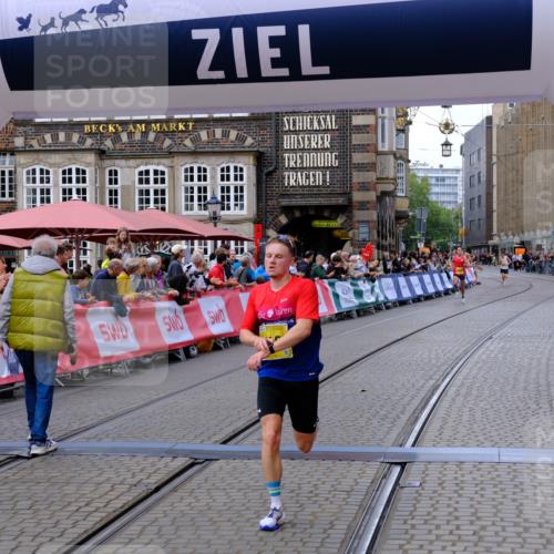 13.09.2026 - 21. swb-Marathon Bremen Tim E. http://msf.ph/oto/10298213 13.09.2026 10:33:58 Ziel 10366, 10475, 11059, 11481, 12459, 13530, 13541 meine-sportfotos.de