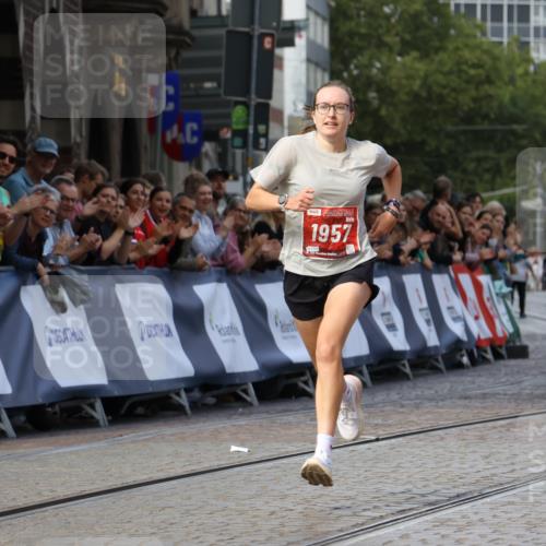 13.09.2026 - 21. swb-Marathon Bremen Strokosch-Dieckow http://msf.ph/oto/10298216 13.09.2026 12:37:49 Ziel 513, 1957 meine-sportfotos.de