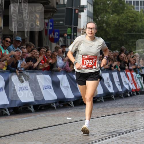13.09.2026 - 21. swb-Marathon Bremen Strokosch-Dieckow http://msf.ph/oto/10298218 13.09.2026 12:37:49 Ziel 513, 1957 meine-sportfotos.de