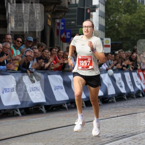 13.09.2026 - 21. swb-Marathon Bremen Strokosch-Dieckow http://msf.ph/oto/10298224 13.09.2026 12:37:49 Ziel 513, 1957 meine-sportfotos.de