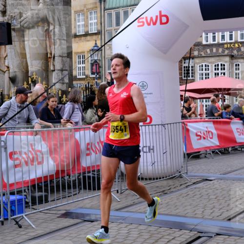 13.09.2026 - 21. swb-Marathon Bremen Tim E. http://msf.ph/oto/10298225 13.09.2026 10:34:06 Ziel 10797, 12459, 13530, 13541 meine-sportfotos.de