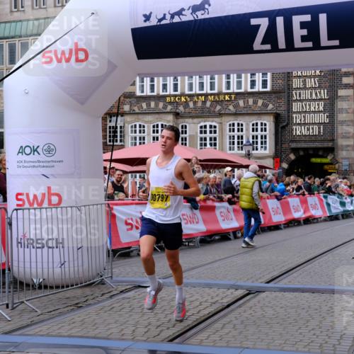 13.09.2026 - 21. swb-Marathon Bremen Tim E. http://msf.ph/oto/10298230 13.09.2026 10:34:10 Ziel 10797, 13541 meine-sportfotos.de