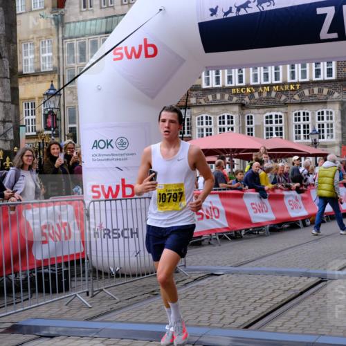13.09.2026 - 21. swb-Marathon Bremen Tim E. http://msf.ph/oto/10298235 13.09.2026 10:34:10 Ziel 10797, 13541 meine-sportfotos.de