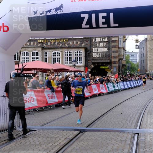 13.09.2026 - 21. swb-Marathon Bremen Tim E. http://msf.ph/oto/10298237 13.09.2026 10:34:26 Ziel 13605, 13610 meine-sportfotos.de