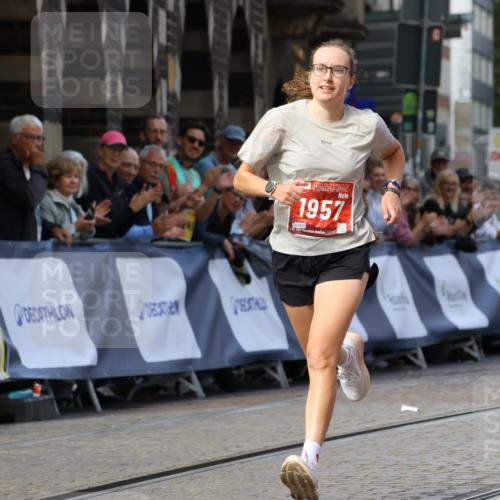 13.09.2026 - 21. swb-Marathon Bremen Strokosch-Dieckow http://msf.ph/oto/10298238 13.09.2026 12:37:50 Ziel 513, 1957 meine-sportfotos.de