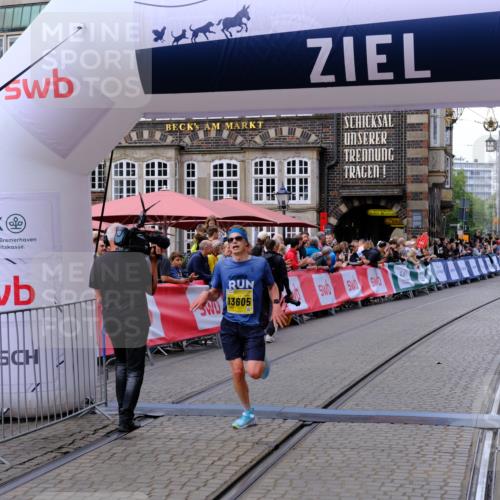 13.09.2026 - 21. swb-Marathon Bremen Tim E. http://msf.ph/oto/10298242 13.09.2026 10:34:27 Ziel 13605, 13610, 13633 meine-sportfotos.de
