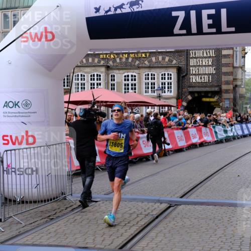 13.09.2026 - 21. swb-Marathon Bremen Tim E. http://msf.ph/oto/10298244 13.09.2026 10:34:27 Ziel 13605, 13610, 13633 meine-sportfotos.de