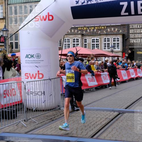 13.09.2026 - 21. swb-Marathon Bremen Tim E. http://msf.ph/oto/10298246 13.09.2026 10:34:27 Ziel 13605, 13610, 13633 meine-sportfotos.de