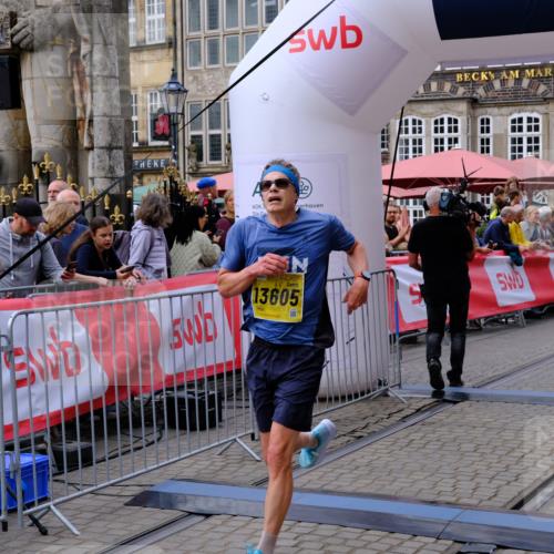 13.09.2026 - 21. swb-Marathon Bremen Tim E. http://msf.ph/oto/10298251 13.09.2026 10:34:28 Ziel 13605, 13610, 13633 meine-sportfotos.de