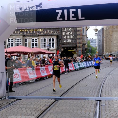 13.09.2026 - 21. swb-Marathon Bremen Tim E. http://msf.ph/oto/10298253 13.09.2026 10:34:33 Ziel 11418, 13605, 13610, 13633 meine-sportfotos.de