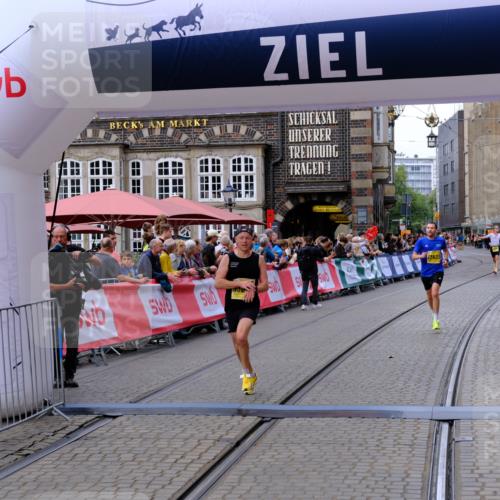 13.09.2026 - 21. swb-Marathon Bremen Tim E. http://msf.ph/oto/10298256 13.09.2026 10:34:33 Ziel 11418, 13605, 13610, 13633 meine-sportfotos.de