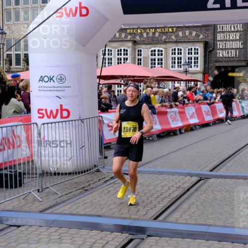 13.09.2026 - 21. swb-Marathon Bremen Tim E. http://msf.ph/oto/10298258 13.09.2026 10:34:34 Ziel 11418, 13605, 13610, 13633 meine-sportfotos.de