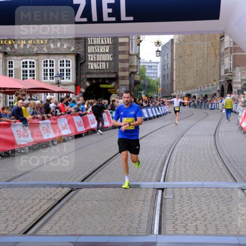 13.09.2026 - 21. swb-Marathon Bremen Tim E. http://msf.ph/oto/10298262 13.09.2026 10:34:35 Ziel 11418, 13605, 13610, 13633 meine-sportfotos.de