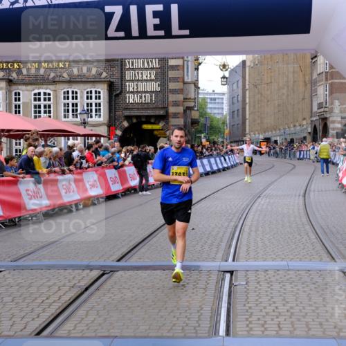 13.09.2026 - 21. swb-Marathon Bremen Tim E. http://msf.ph/oto/10298264 13.09.2026 10:34:35 Ziel 11418, 13605, 13610, 13633 meine-sportfotos.de