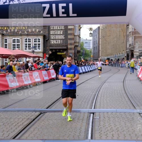 13.09.2026 - 21. swb-Marathon Bremen Tim E. http://msf.ph/oto/10298267 13.09.2026 10:34:35 Ziel 11418, 13605, 13610, 13633 meine-sportfotos.de