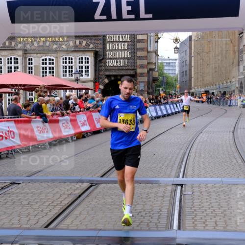 13.09.2026 - 21. swb-Marathon Bremen Tim E. http://msf.ph/oto/10298274 13.09.2026 10:34:36 Ziel 11418, 13605, 13610, 13633 meine-sportfotos.de