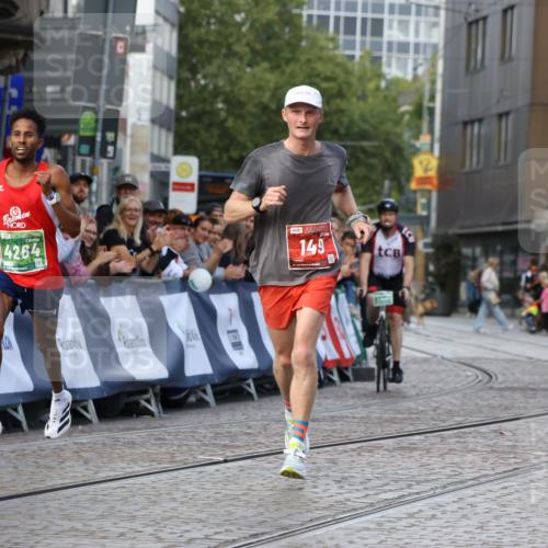 13.09.2026 - 21. swb-Marathon Bremen Strokosch-Dieckow http://msf.ph/oto/10298279 13.09.2026 12:40:34 Ziel 149, 1263, 3662, 4264 meine-sportfotos.de