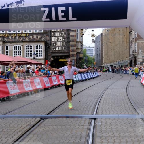 13.09.2026 - 21. swb-Marathon Bremen Tim E. http://msf.ph/oto/10298281 13.09.2026 10:34:39 Ziel 11418, 13605, 13610, 13633 meine-sportfotos.de