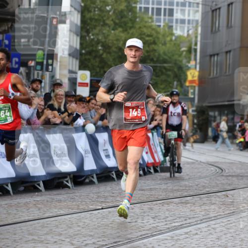 13.09.2026 - 21. swb-Marathon Bremen Strokosch-Dieckow http://msf.ph/oto/10298282 13.09.2026 12:40:35 Ziel 149, 1263, 3662, 4264 meine-sportfotos.de
