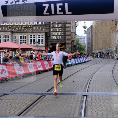 13.09.2026 - 21. swb-Marathon Bremen Tim E. http://msf.ph/oto/10298285 13.09.2026 10:34:39 Ziel 11418, 13605, 13610, 13633 meine-sportfotos.de