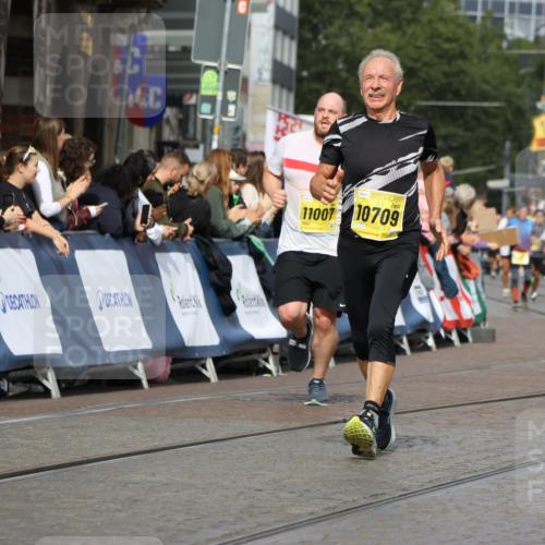 13.09.2026 - 21. swb-Marathon Bremen Strokosch-Dieckow http://msf.ph/oto/10298325 13.09.2026 10:49:51 Ziel 10739, 10835, 10846, 10910, 11092, 11191, 11621, 11635, 11717, 12376, 10452, 10593, 10876, 10966, 11005, 11035, 11415, 12380, 12510 meine-sportfotos.de
