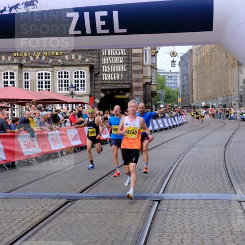 13.09.2026 - 21. swb-Marathon Bremen Tim E. http://msf.ph/oto/10298409 13.09.2026 10:35:23 Ziel 10261, 10262, 13505, 13560, 13588, 13601, 13625 meine-sportfotos.de
