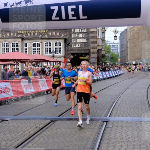 13.09.2026 - 21. swb-Marathon Bremen Tim E. http://msf.ph/oto/10298413 13.09.2026 10:35:23 Ziel 10261, 10262, 13505, 13560, 13588, 13601, 13625 meine-sportfotos.de