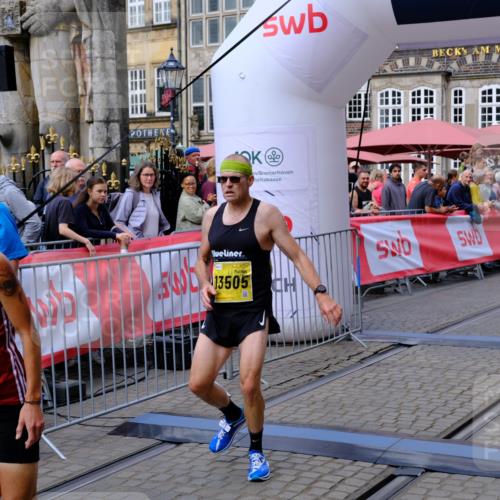 13.09.2026 - 21. swb-Marathon Bremen Tim E. http://msf.ph/oto/10298426 13.09.2026 10:35:25 Ziel 10261, 10262, 13505, 13560, 13625 meine-sportfotos.de
