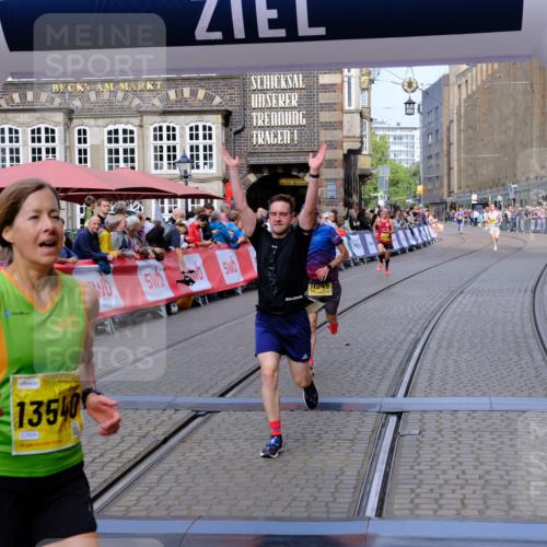 13.09.2026 - 21. swb-Marathon Bremen Tim E. http://msf.ph/oto/10298450 13.09.2026 10:35:40 Ziel 10994, 11068, 11176, 11345, 11512, 12289, 13514, 13540, 13583, 13590, 13619 meine-sportfotos.de