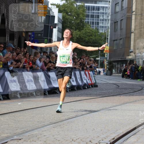 13.09.2026 - 21. swb-Marathon Bremen Strokosch-Dieckow http://msf.ph/oto/10298485 13.09.2026 12:43:40 Ziel 5212 meine-sportfotos.de