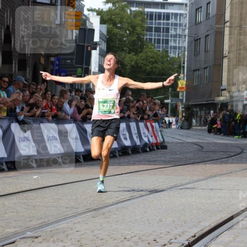 13.09.2026 - 21. swb-Marathon Bremen Strokosch-Dieckow http://msf.ph/oto/10298487 13.09.2026 12:43:40 Ziel 5212 meine-sportfotos.de