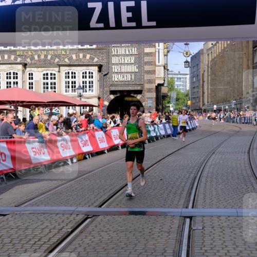 13.09.2026 - 21. swb-Marathon Bremen Tim E. http://msf.ph/oto/10298491 13.09.2026 10:36:15 Ziel 10244, 13534 meine-sportfotos.de
