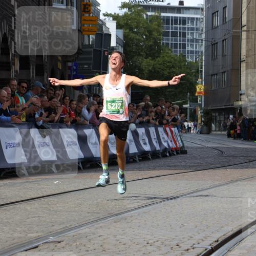 13.09.2026 - 21. swb-Marathon Bremen Strokosch-Dieckow http://msf.ph/oto/10298492 13.09.2026 12:43:40 Ziel 5212 meine-sportfotos.de