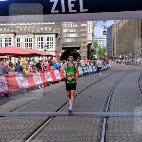 13.09.2026 - 21. swb-Marathon Bremen Tim E. http://msf.ph/oto/10298495 13.09.2026 10:36:15 Ziel 10244, 13534 meine-sportfotos.de