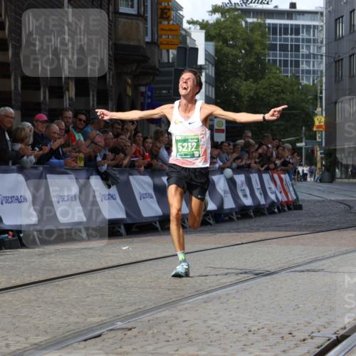 13.09.2026 - 21. swb-Marathon Bremen Strokosch-Dieckow http://msf.ph/oto/10298496 13.09.2026 12:43:40 Ziel 5212 meine-sportfotos.de