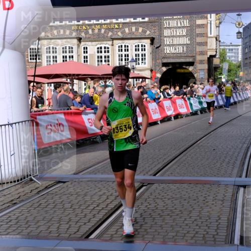 13.09.2026 - 21. swb-Marathon Bremen Tim E. http://msf.ph/oto/10298504 13.09.2026 10:36:17 Ziel 10244, 13534 meine-sportfotos.de