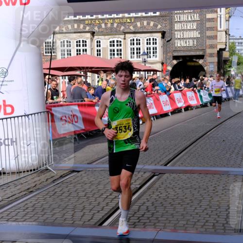 13.09.2026 - 21. swb-Marathon Bremen Tim E. http://msf.ph/oto/10298506 13.09.2026 10:36:17 Ziel 10244, 13534 meine-sportfotos.de